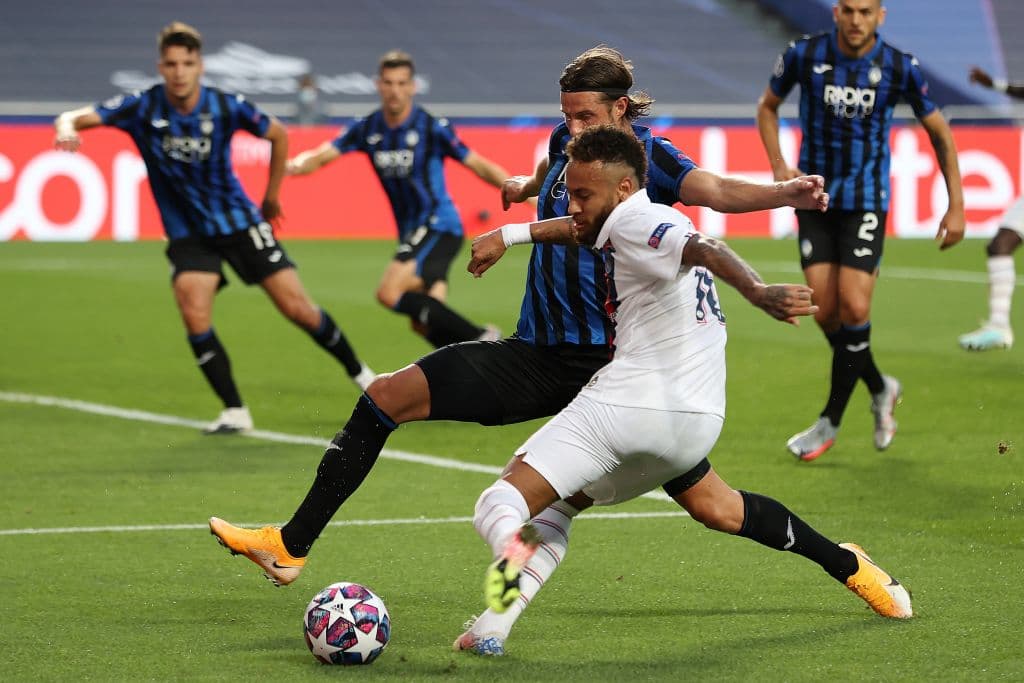 Neymar era el que más inquietaba la zaga de Atalanta.