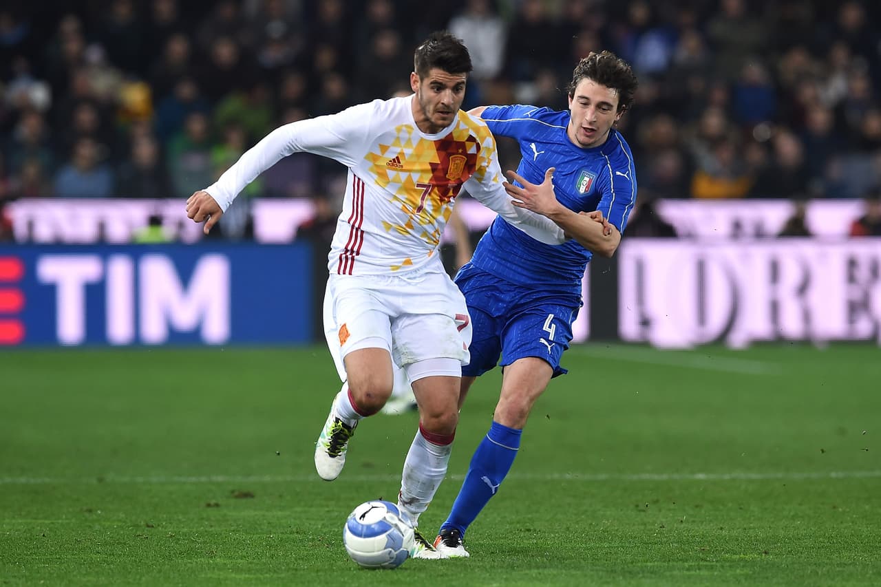 Álvaro Morata fue de lo poco rescatable de España con una actuación destacada peleando cada pelota e incluso encarando rivales con balón controlado, en una función de mediapunta que no se le conocía.