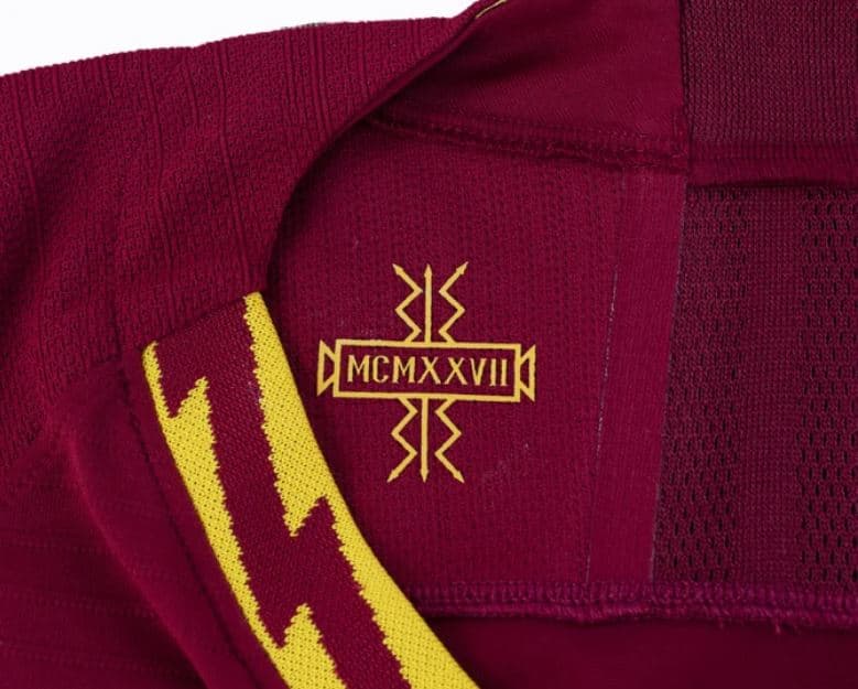 Sencillamente hermosa, así es la nueva piel de la A.S. Roma para la próxima temporada. El clásico color grana de la Loba se mantiene, pero también va acompañado de unos detalles en el cuello y puños que hacen referencia a Júpiter, el principal dios de la mitología romana y a la magia de la capital italiana.