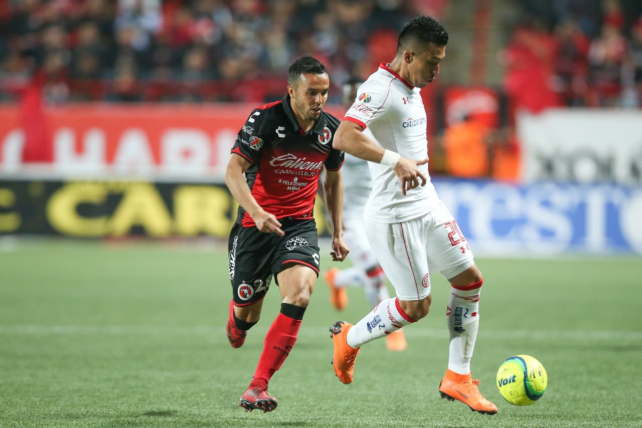 Fernando Uribe era la referencia en el área, pero pocos balones le llegaron para hacer daño a los de la frontera.