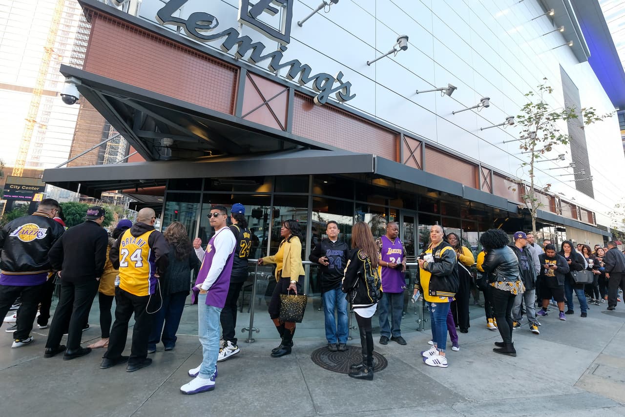 Aficionados recuerdan con un cariño especial a la gran figura de Los Angeles Lakers en la arena que lo vio triunfar.