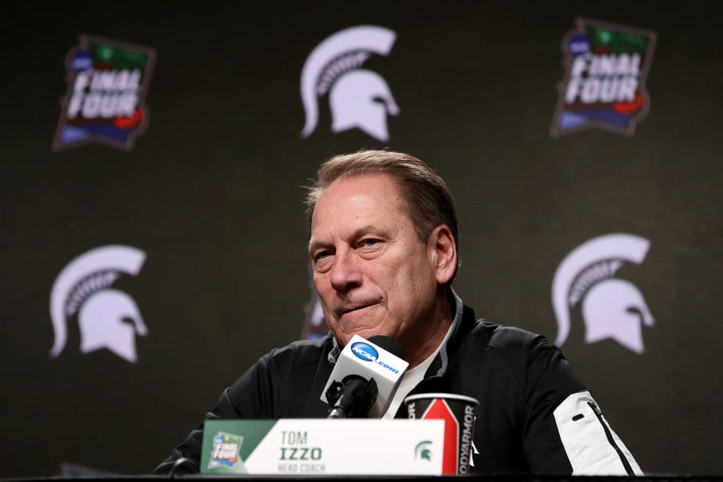 Y precisamente la otra cara de la moneda es el Head coach Tom Izzo de los Michigan State Spartans. En 2000 llevó a MSU a ganar el campeonato nacional y cuenta en su curriculum con ocho visitas al Final Four como entrenador de esta escuela. Un viejo lobo de mar, dicho de otro modo.