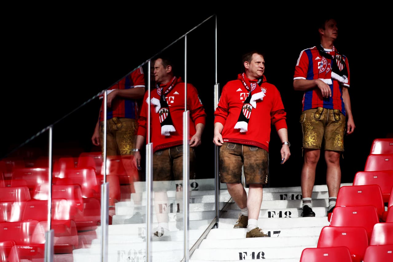 Los aficionados del Sevilla y los del Bayern Múnich se juntaron en el Ramón Sánchez Pizjuán para presenciar el duelo de cuartos de final de la Champions League. Mucho colorido, alegría y buen ambiente en la capital de Andalucía.