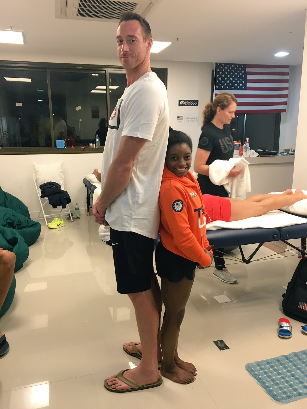 En esta imagen, tomada de la cuenta de Twitter de la gimnasta, Simone Biles (4'8") compara su estatura con uno de sus compañeros de la selección de atletas estadounidenses presentes en Río, el jugador de Voleibol David Lee (6'8) . El trino decía: "la diferencia de tamaño en los olímpicos no importa, depende del deporte que practicas'.