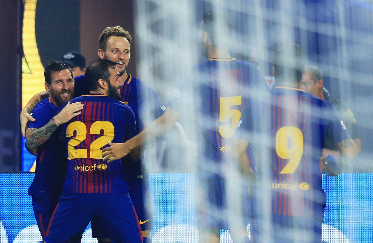 Aunque pegó en un defensa del Madrid, eso no impidió que la pelota se fuera al fondo para el festejo de los
<i>culés.</i>