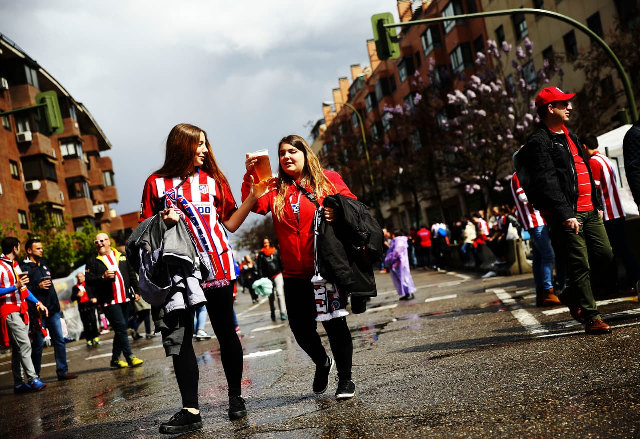 Aficionadas comparten una cerveza antes del partido.