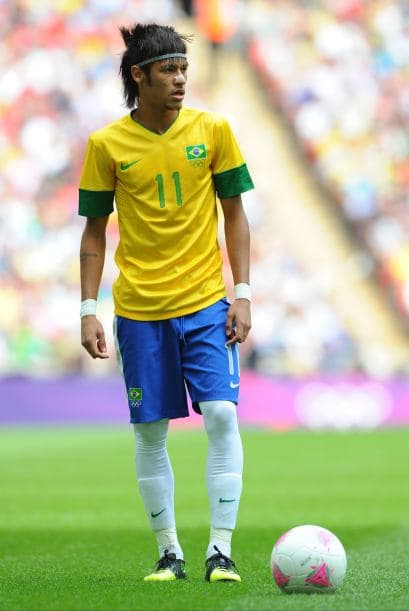 Neymar:Pero antes no podemos olvidar sus cortes extravagantes que terminaba adornando con una "bandita" coqueta.Mira aquí los videos más chismosos.