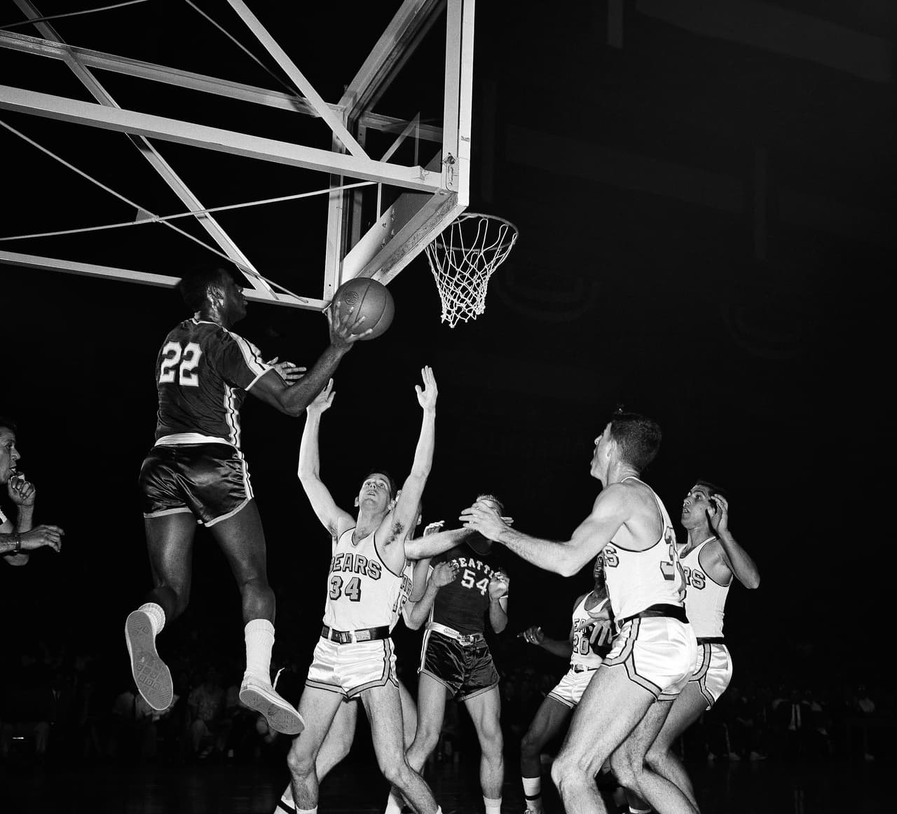El 15 de noviembre de 1960, Elgin Baylor estableció un récord de la NBA de 71 puntos, lo que llevó a los Lakers a una victoria de 123-108 sobre los New York Knicks.
