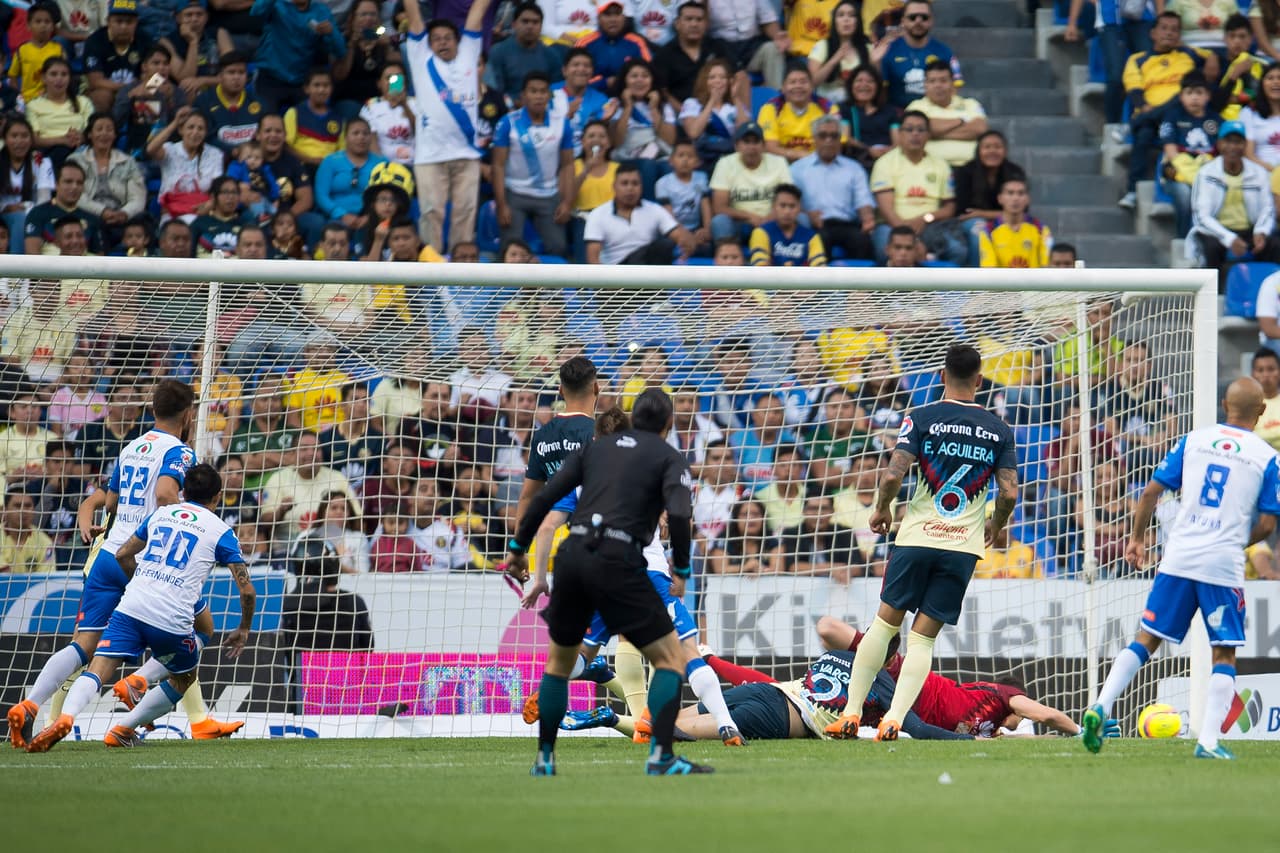Bien pronto, el conjunto loca hizo valer su mejor fútbol. A los cinco minutos, Alejandro Chumacero hizo una carambola con los postes y tres pegarle tres veces en la misma jugada, consiguió el 1-0.