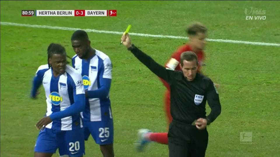 Tarjeta amarilla. El árbitro amonesta a Dedryck Boyata de Hertha BSC