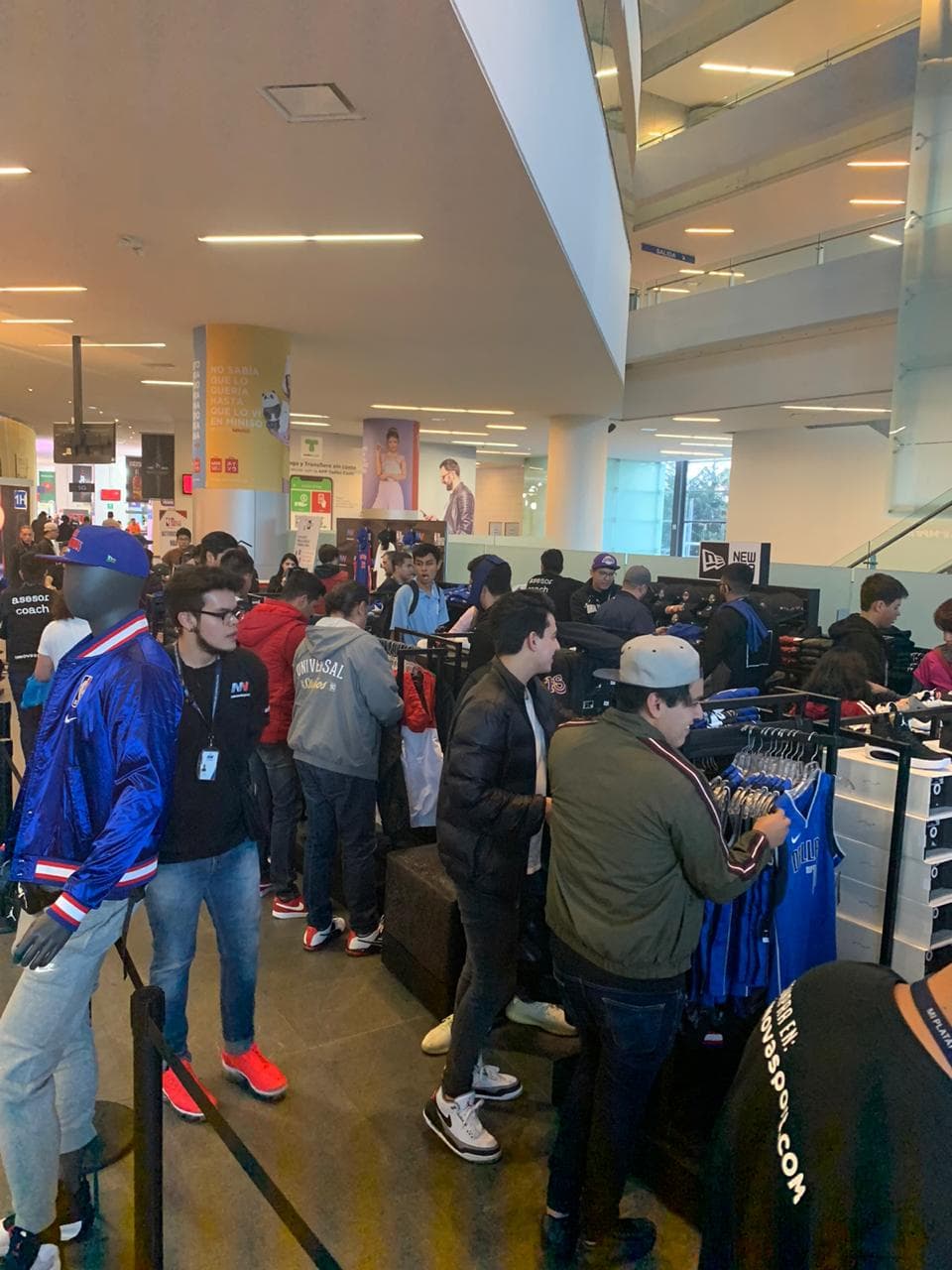 Con diversas actividades dentro de la Arena México, la afición ya calienta para el juego entre Pistons y Mavericks.