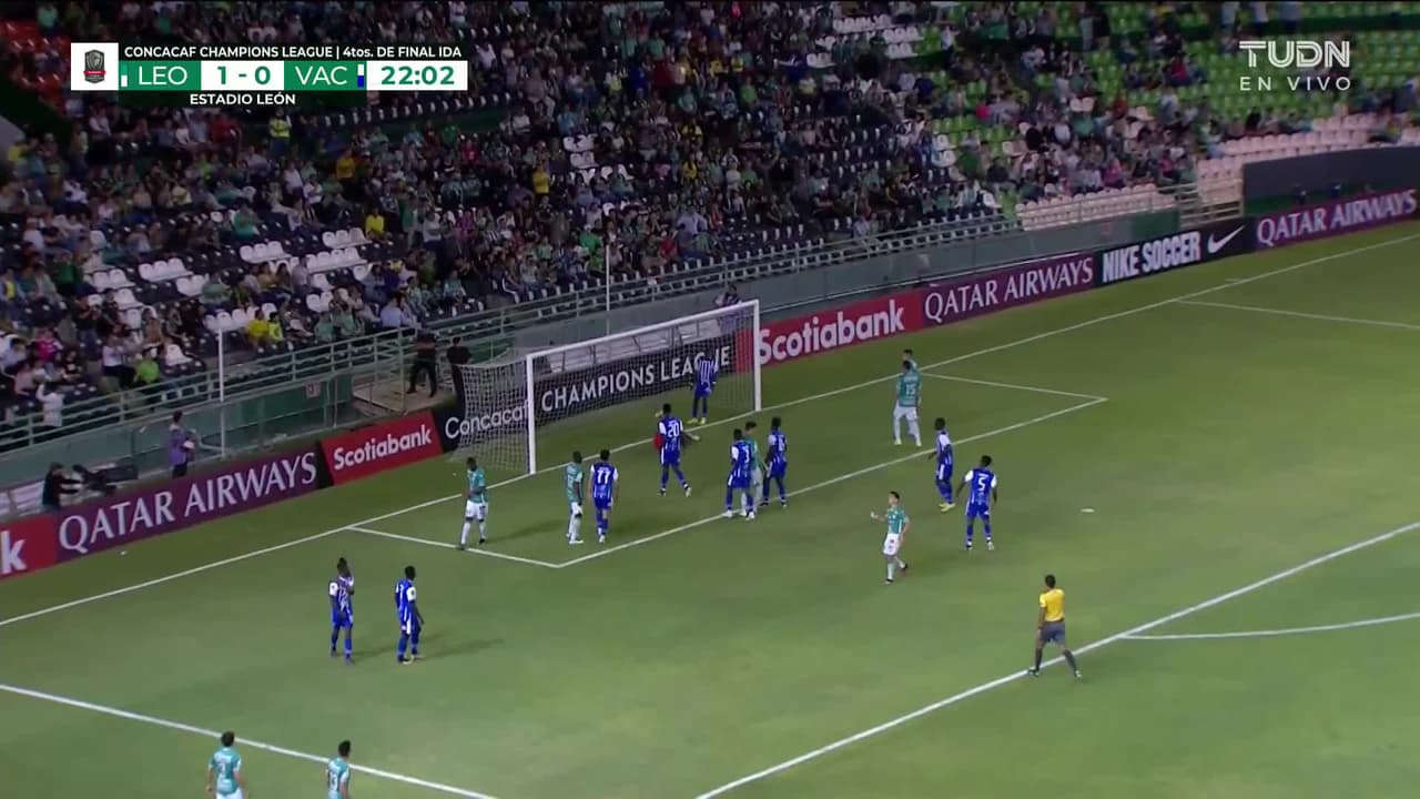 ¡TIRO ATAJADO! disparo por Iván Moreno.