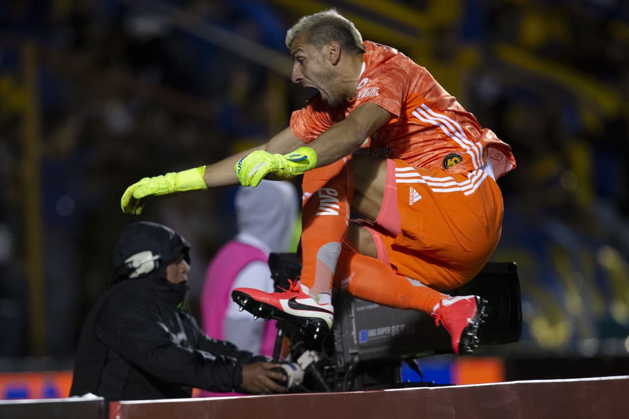 En el minuto 90+4’ Nahuel se elevó en el área chica y con un cabezazo resolvió el encuentro.