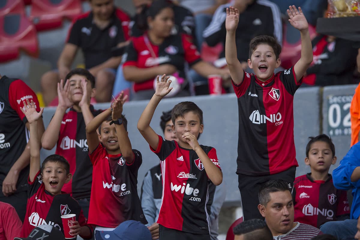 Fanáticos de Atlas en el Estadio Jalisco previo al encuentro contra Pumas UNAM por la jornada 3 del Apertura 2018 de la Liga MX.