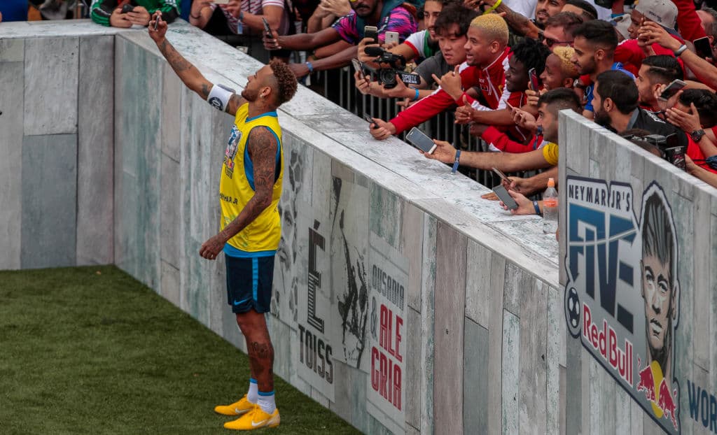 La 'selfie' no podía faltar en el encuentro de Neymar con los fanáticos, Dani Alves incluido en la tribuna.