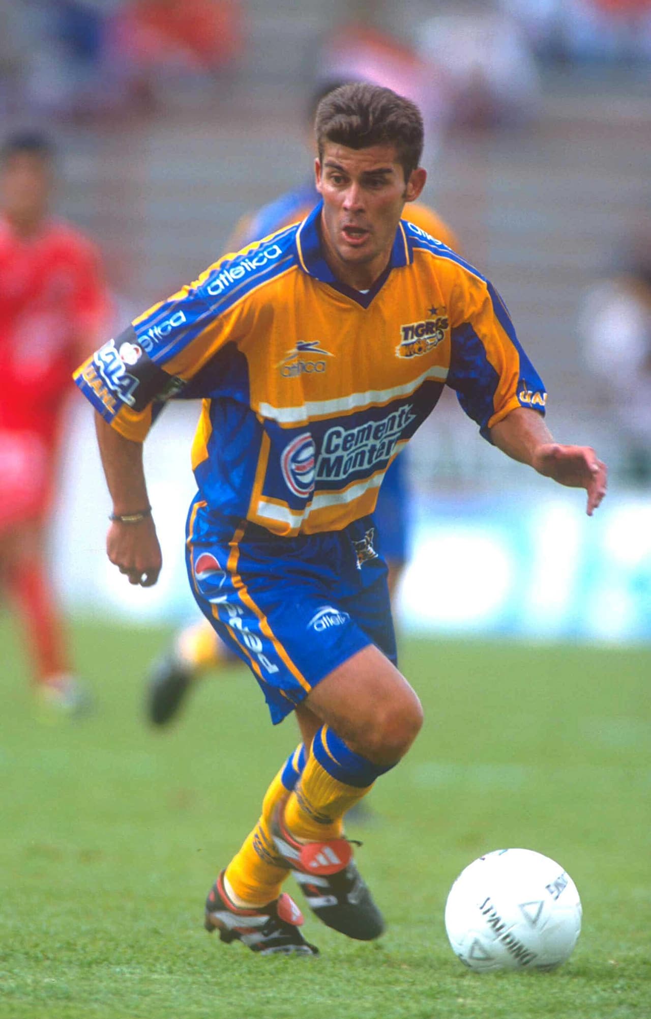 Su siguiente destino fueron los Tigres de la UANL, equipo con el que participó entre 1999 y 2001.