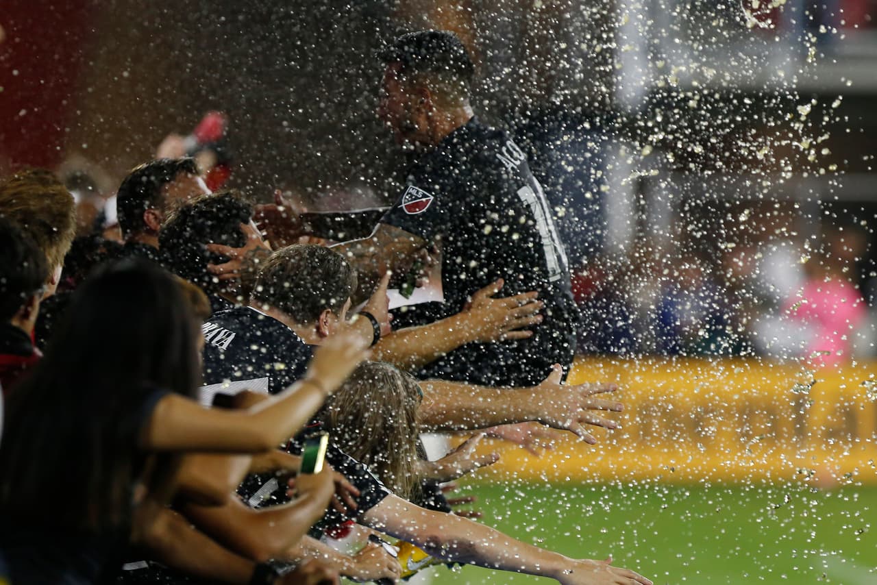 Luciano Acosta anotó su primer hat-trick en la MLS en el emotivo triunfo de D.C. United por 3-2 sobre Orlando City. El tercer gol fue épico y la celebración con los hinchas en la tribuna no fue para menos.