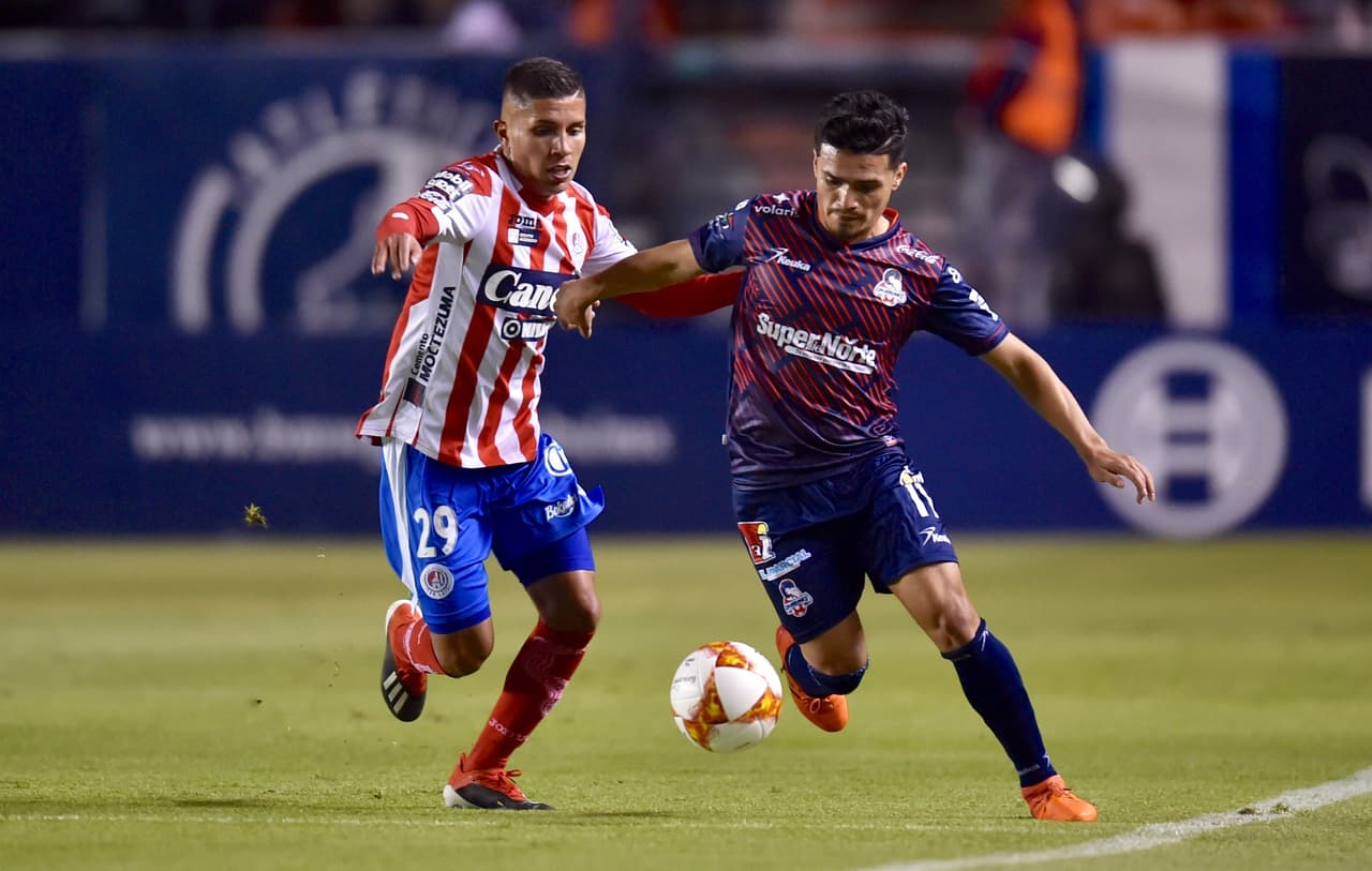 Aquí se aprecia a Kevin Lara (29) del equipo potosino, tratando de desarmar en una descolgada por el costado a Fernando Madrigal.