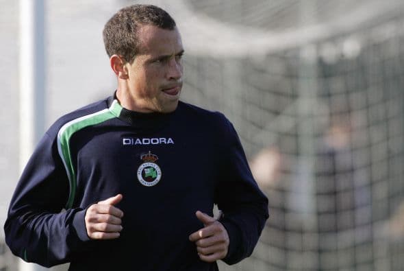 Gerardo Torrado tuvo que vagar por la división inferior de la Liga Española buscando conseguir la residencia. Primero llegó al Tenerife y posteriormente al Polideportivo Ejido y al final pudo jugar en primera con el Sevilla.