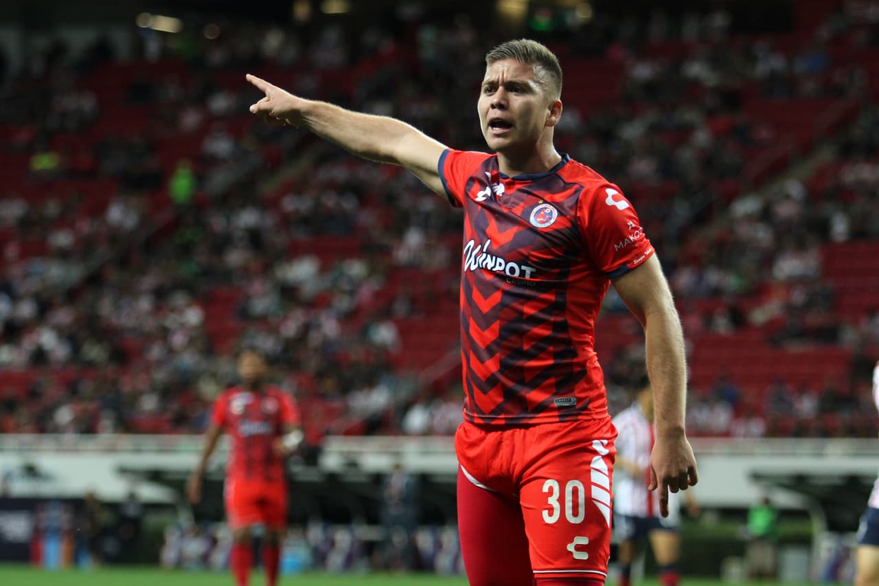 Aunque ya de cara al final del primer tiempo, los visitantes ya lucían algo frustrados porque las Chivas acaparaban el esférico y no se veía por dónde pudieran revertir la situación.