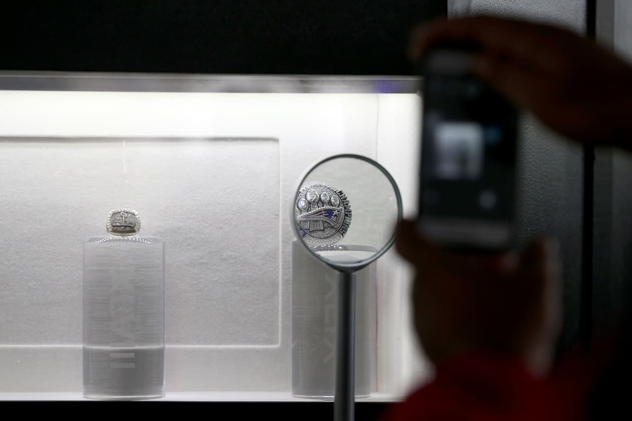 El anillo de campeones del Super Bowl de los New England Patriots a detalle.