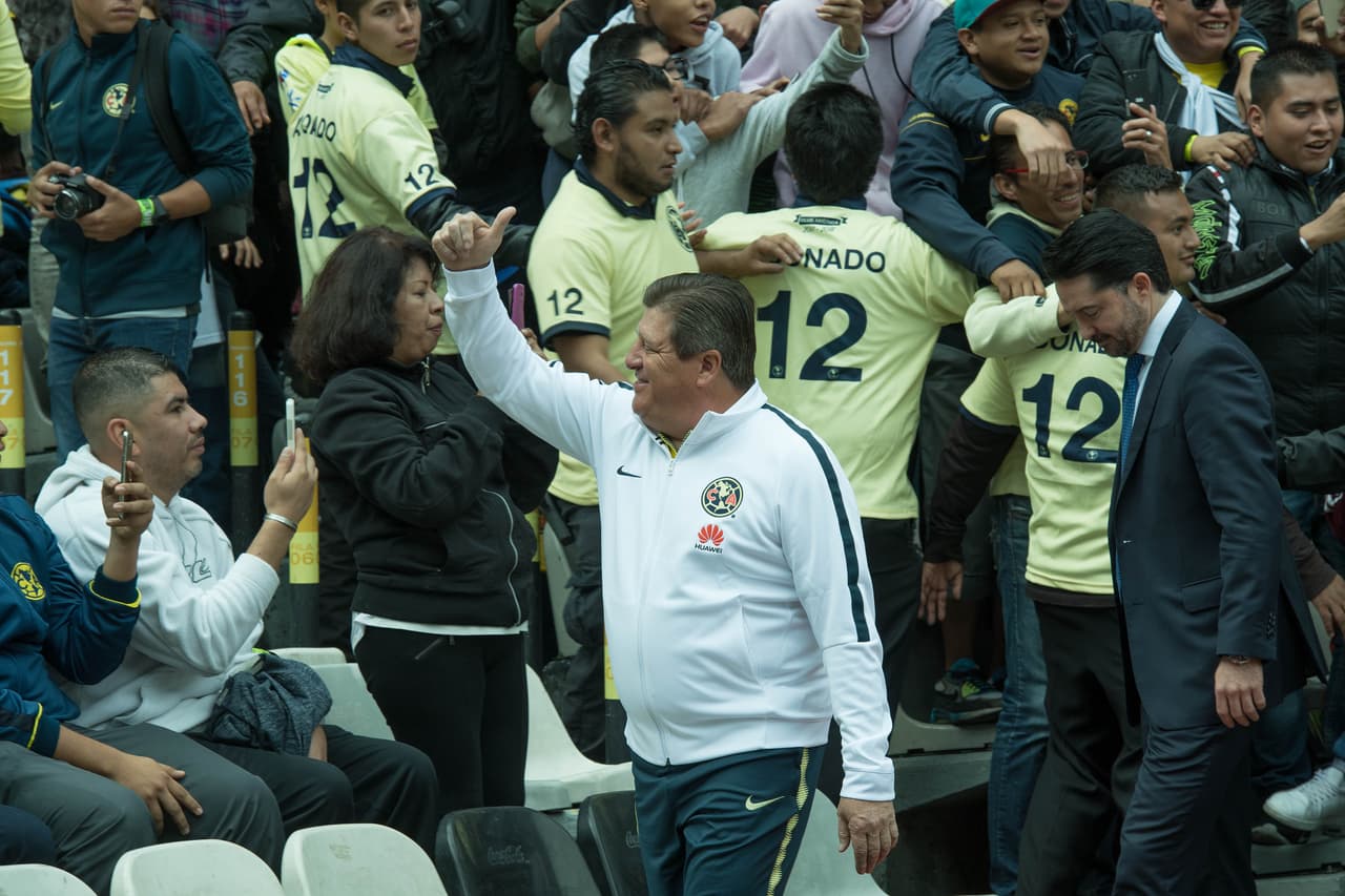 Las Águilas, tanto el equipo varonil y femenil, convivieron con los aficionados y se tomaron la foto oficial con ellos en el Estadio Azteca.