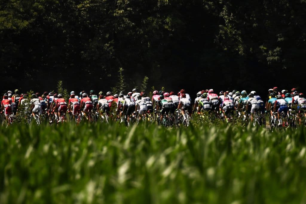 Cientos de ciclistas compitieron en a ruta disputada entre Trie-Sur-Baise y Pau, de 171 kilómetros.
