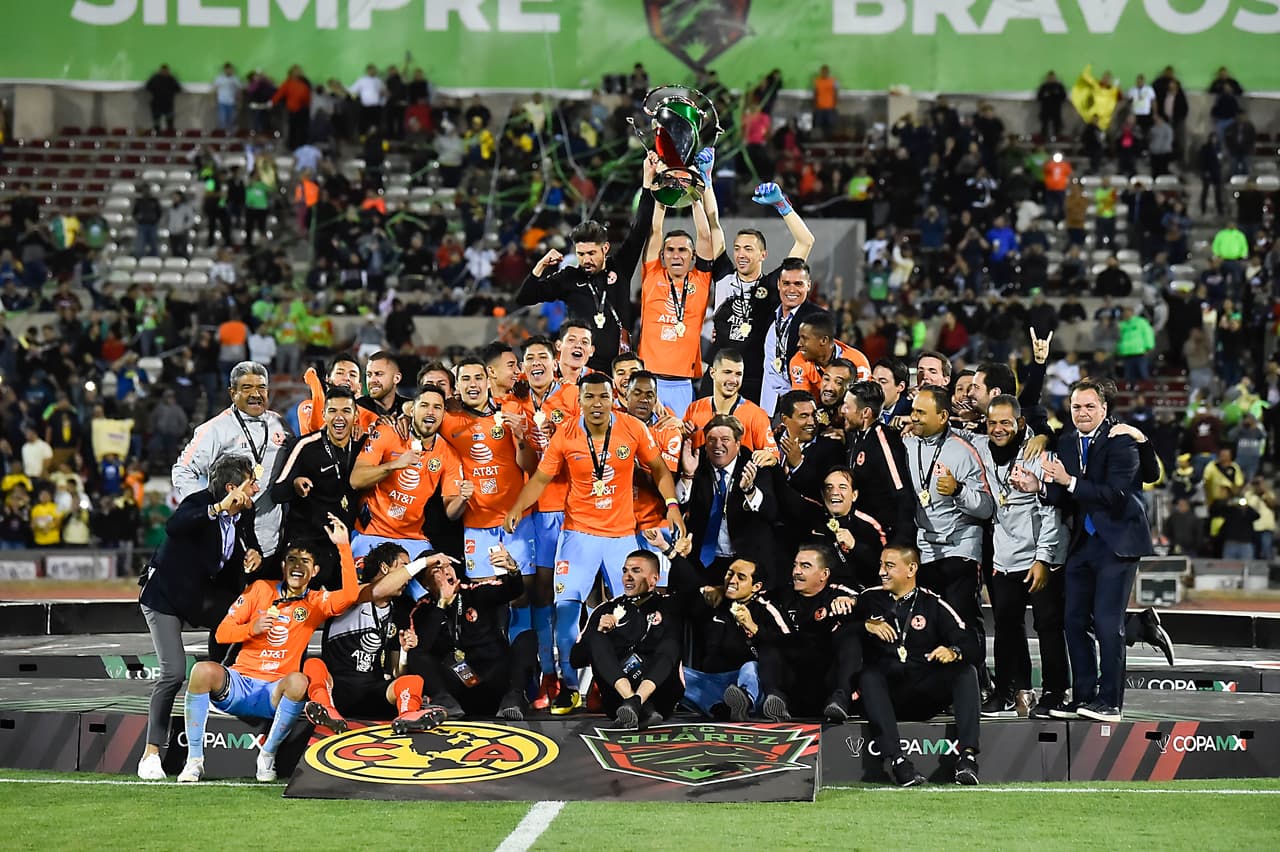 Así festejaron los integrantes de las Águilas del América y su cuerpo técnico luego de conquistar la Copa MX. Fue un festejo efusivo porque gana el torneo 45 años después.