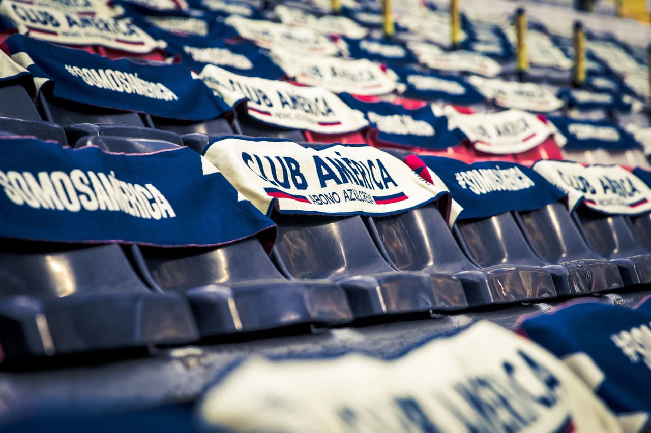 América realiza un homenaje a sus aficionados con bufandas, lonas y playeras en las gradas del Estadio Azteca con la leyenda: "Volveremos a estar juntos. Gracias por tu apoyo".