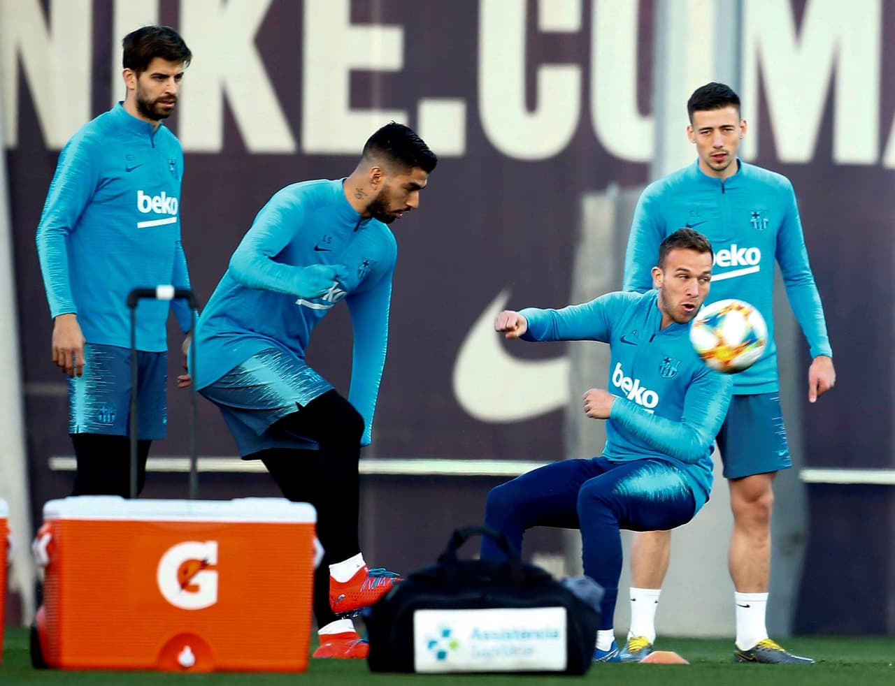 Barcelona debe empatar por dos goles o ganar en su visita a Real Madrid en el estadio Santiago Bernabéu si quiere pasar a la Final de la Copa del Rey, pero eso no le quitó la alegría al plantel en su última práctica antes del juego.