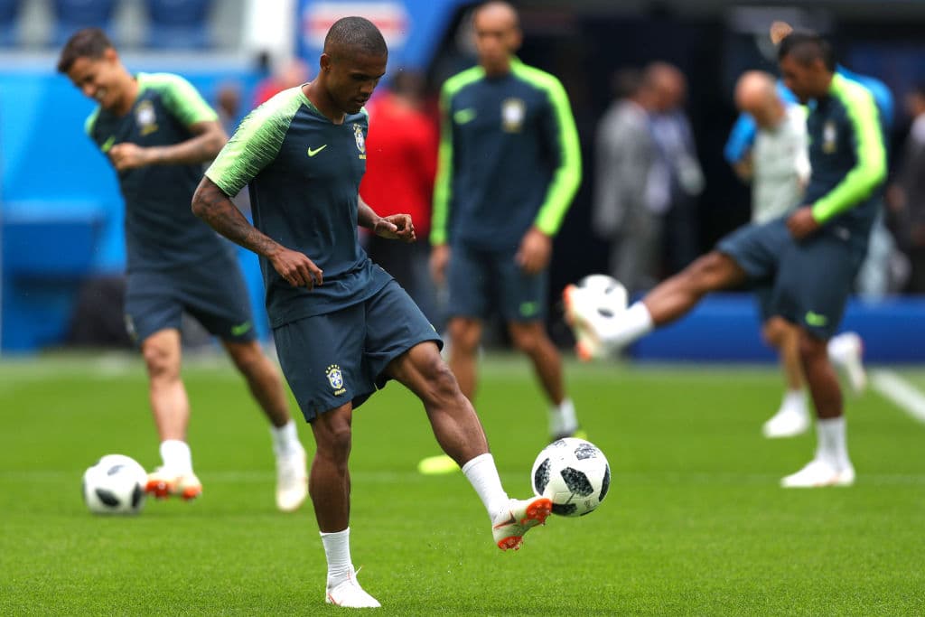 En la imagen, el delantero de la Juventus Douglas Costa, controla el balón en la última práctica previo a su partido del viernes ante Costa Rica, para el cual son marcados como favoritos.