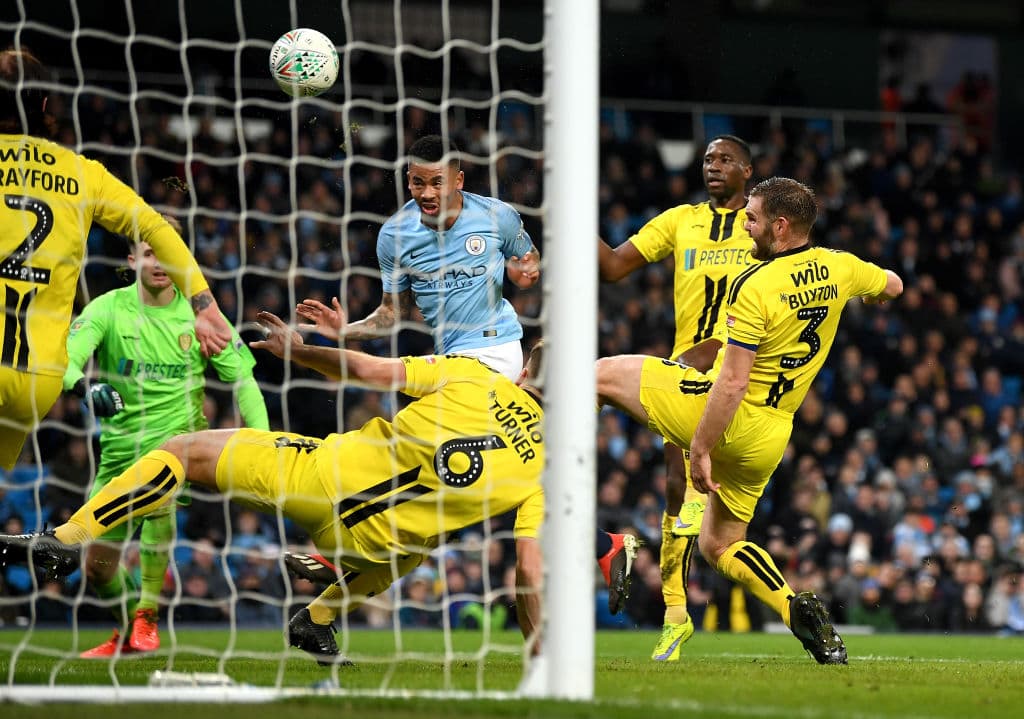 Y a los 30 minutos de la primera parte, el estelar delantero brasileño del City, Gabriel Jesús, se puso en la cuenta goleadora con este sendo testarazo para marcar el 2-0.