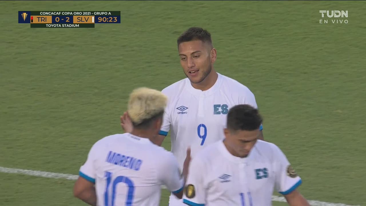 ¡Serie de pifias! Martínez finiquita con el 2-0 para El Salvador