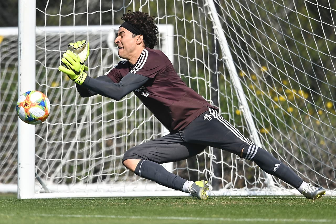 El guardameta del Stadard Liege, Guillermo Ochoa, haciendo trabajo de reacción a tiros rápidos bajo los palos.