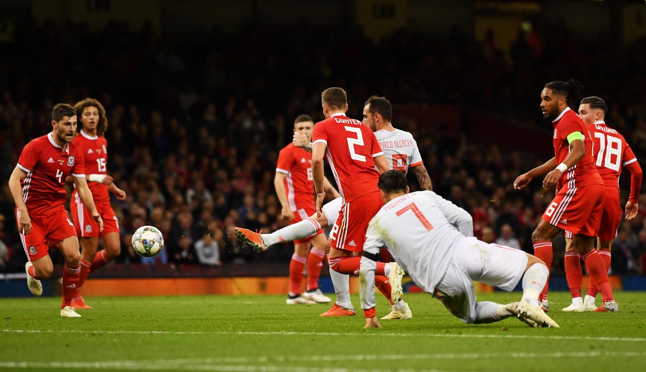 De hecho, al minuto 29 Alcácer apareció una vez más aprovechando un pase atrás de uno de los defensas galeses para definir de pierna derecha.