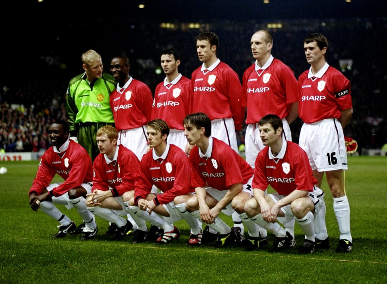 La playera del Manchester United de 1999 pasó a la historia por ser el primer ganador de triplete de Champions, Premier y Copa, atuendo que podría motivar al propio José Mourinho. 
<a href="https://www.univisiondeportesfanshop.com/storeitems?ss=manchester-united" target="_blank">Vea acá más jerseys.</a>