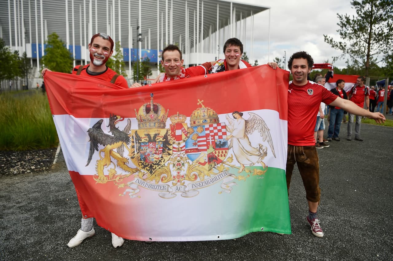El ambiente fuera del estadio en Bordeaux.