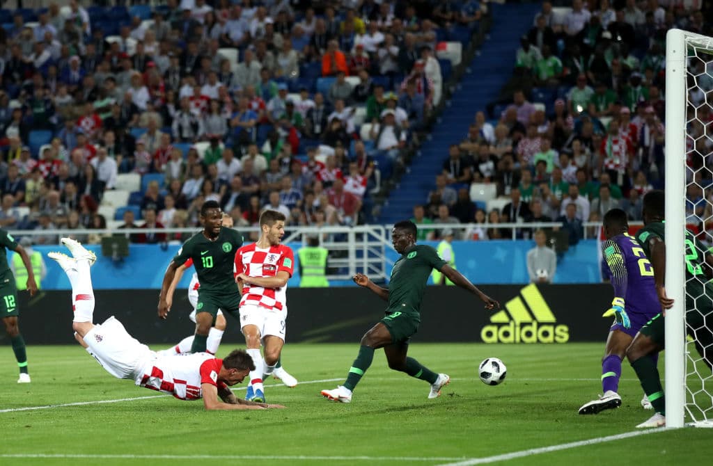 Fue un cabezazo relativamente deficiente, pero la fortuna a veces cuenta más que una técnica depurada, y con ese testarazo, que se desvió en el jugador nigeriano, para sacudir la red con el 1-0.