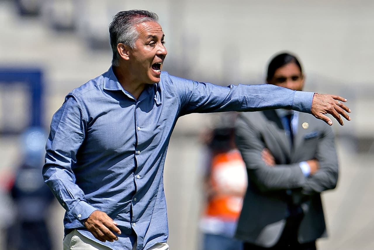 Sergio Bueno aún no gana con los Jaguares después de tres partidos en esta etapa: suma dos empates y ahora su primera derrota.