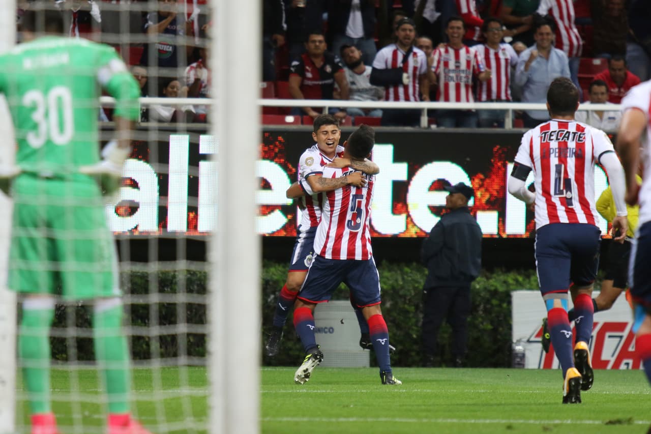 Marín corrió a festejar con 'Chofis', quien puso el centro para el gol.