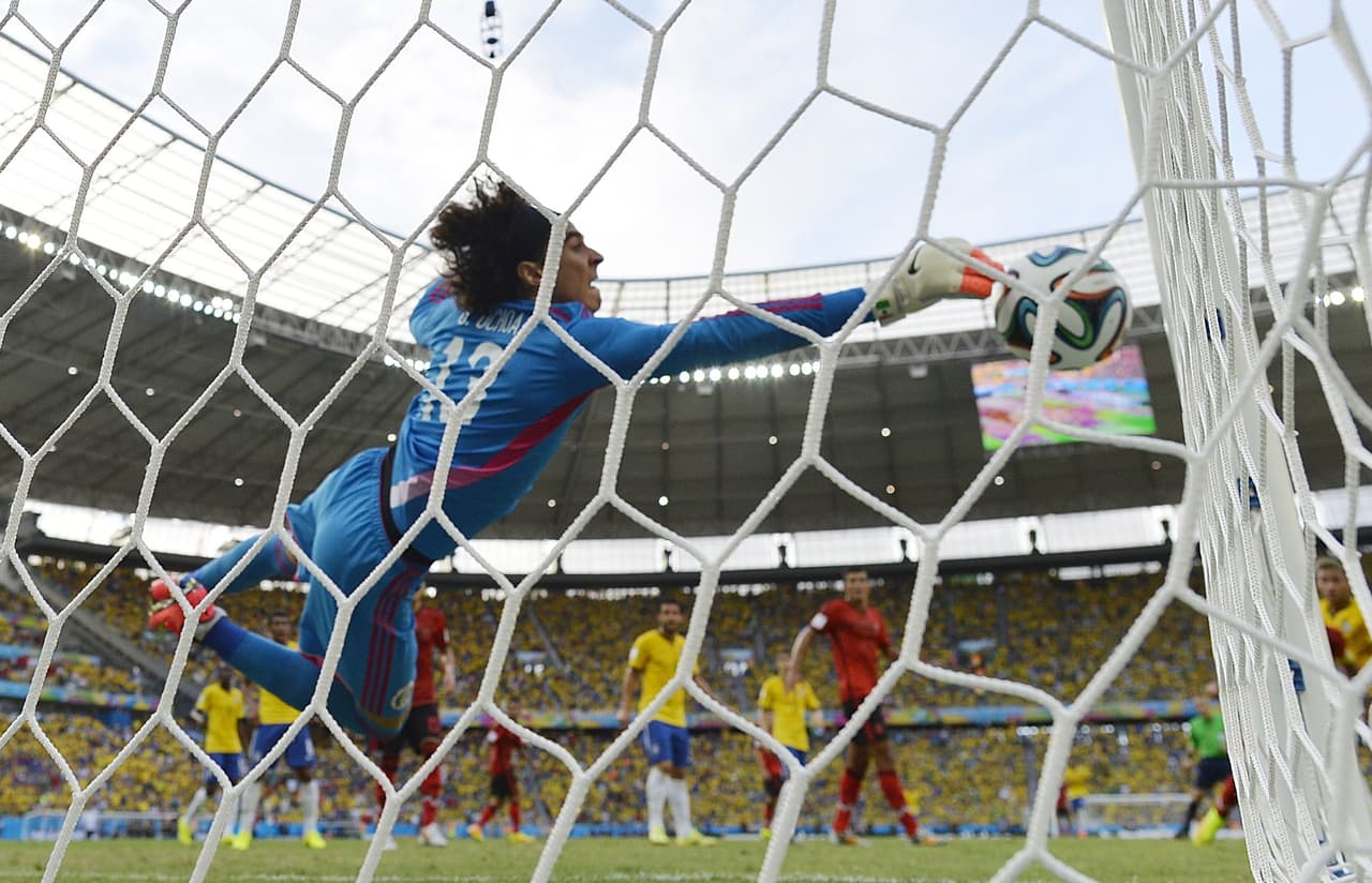 Ochoa y Jorge Campos son recordados por la FIFA con atajadas en Mundiales