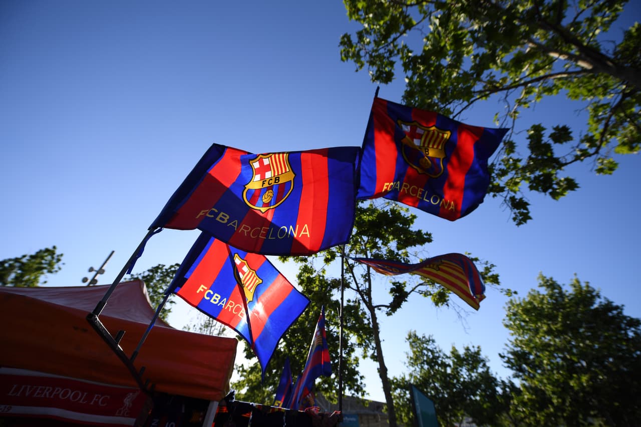 Desde muy temprano los fanáticos del Barcelona y del Liverpool se tomaron las calles del centro de la Ciudad Condal y los alredores del Camp Nou para prender el ambiente. Banderas, bufandas, rostros pintados, playeras y más hicieron parte de esta colorida previa en la Semifinal de la UEFA Champions League.