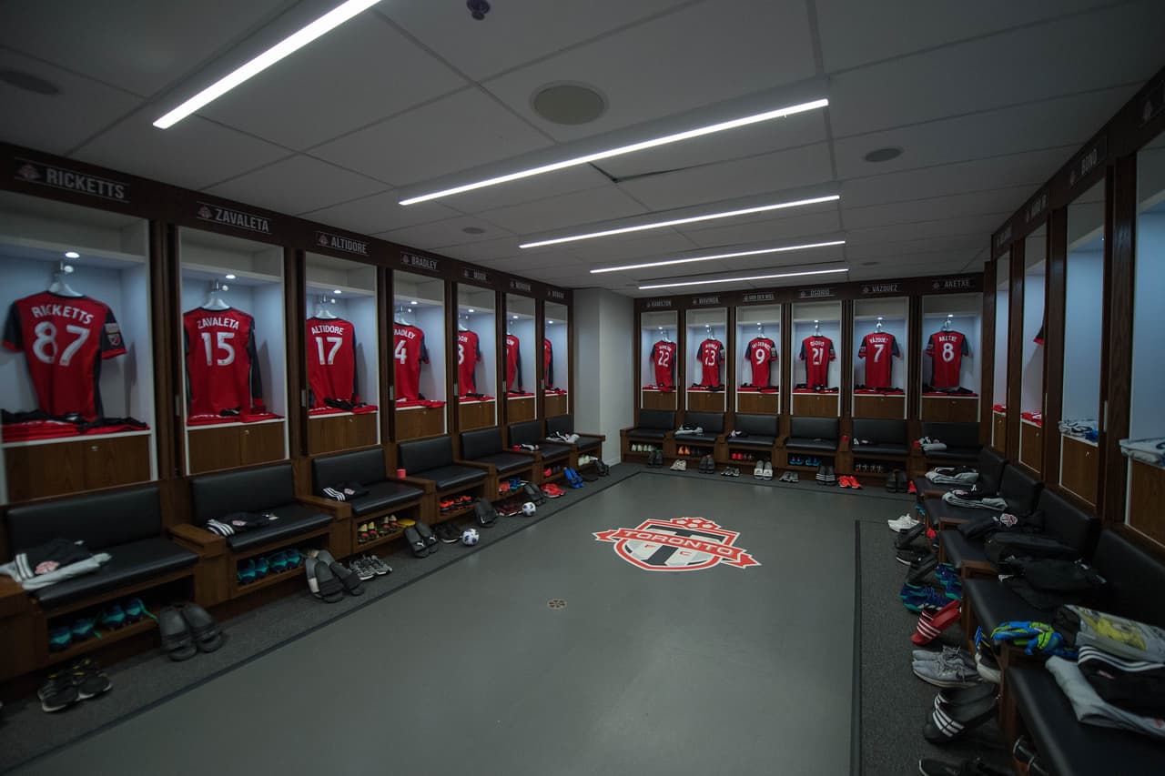 La imagen más íntima de los camerinos que guardan los atuendos de los jugadores de Toronto FC y de Chivas de Guadalajara, protagonistas del juego de ida en la final de Liga de Campeones de Concacaf.