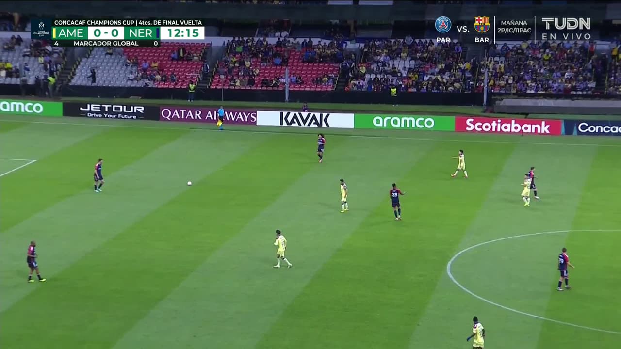 ¡TIRO ATAJADO! disparo por Álex Zendejas.