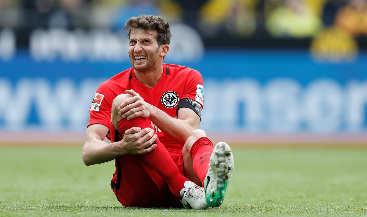 El argentino David Abraham, por la banda derecha, no pudo hacerle daño al Dortmund.