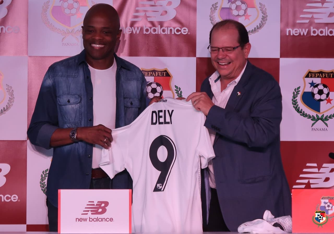 Este jueves, en una rueda de prensa, la Fepafut dio a conocer la playera con la que jugará la Copa Oro en los próximos días. Lejos de los colores tradiciones,
<a href="https://www.univision.com/deportes/futbol/copa-oro/costa-rica-vestira-de-gala-en-la-copa-oro-con-una-playera-especial-fotos" target="_blank">como fue el caso de Costa Rica</a>, los Canaleros tendrán un jersey blanco con detalles negros, dejando a un lado el rojo y el azul de su bandera. Además, tendrá unos patrones inspirados en el águila harpía, ave nacional, y el escudo será dorado.