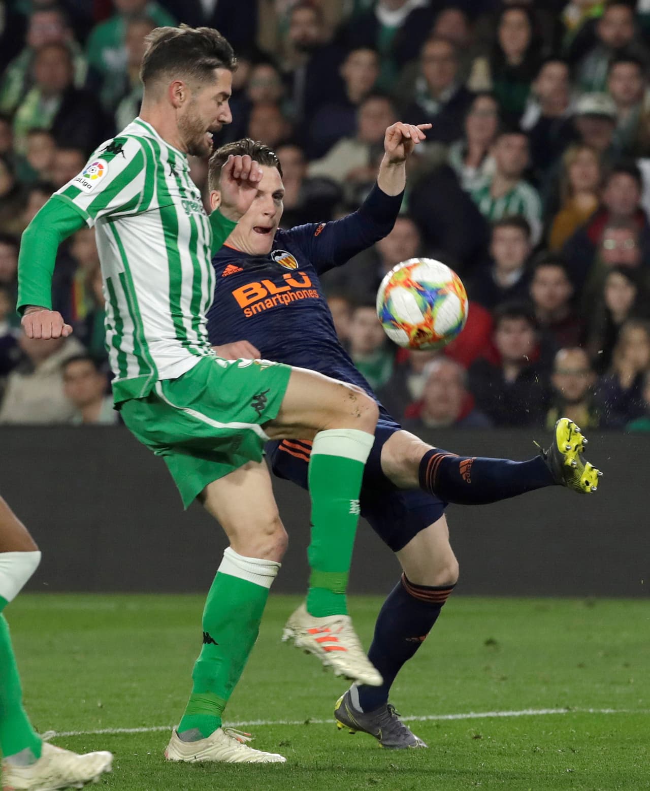 GRAF3515. SEVILLA, 07/02/2019.- El defensa del Betis, Javi García (i), y el delantero francés del Valencia, Kevin Gameiro, disputan el balón durante el encuentro correspondiente a la ida de las semifinales de la Copa del Rey que disputan esta noche en el estadio Benito Villamarín, en Sevilla. EFE/Julio Muñoz.