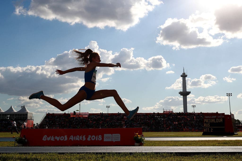 La rusa Mariya Privalova compite en el salto triple en el estadio de Villa Soldati.