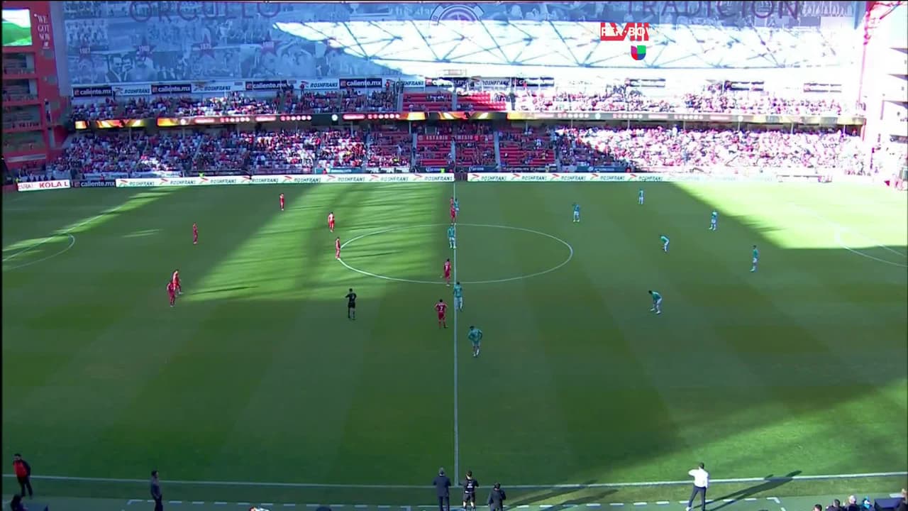 Arranca el partido y la pelota está en juego.