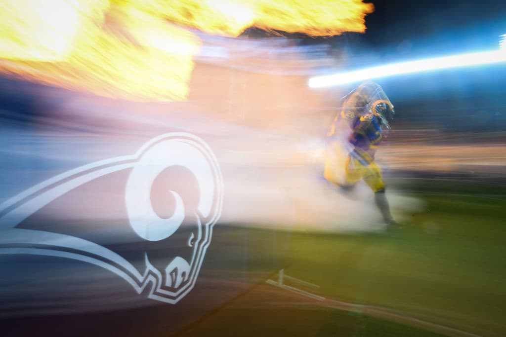 En la técnica de barrido, en el Monday Night Football, el corredor de los LA Rams Todd Gurley II sale corriendo hacia el campo del Memorial Coliseum para su juego ante los Philadeplhia Eagles.